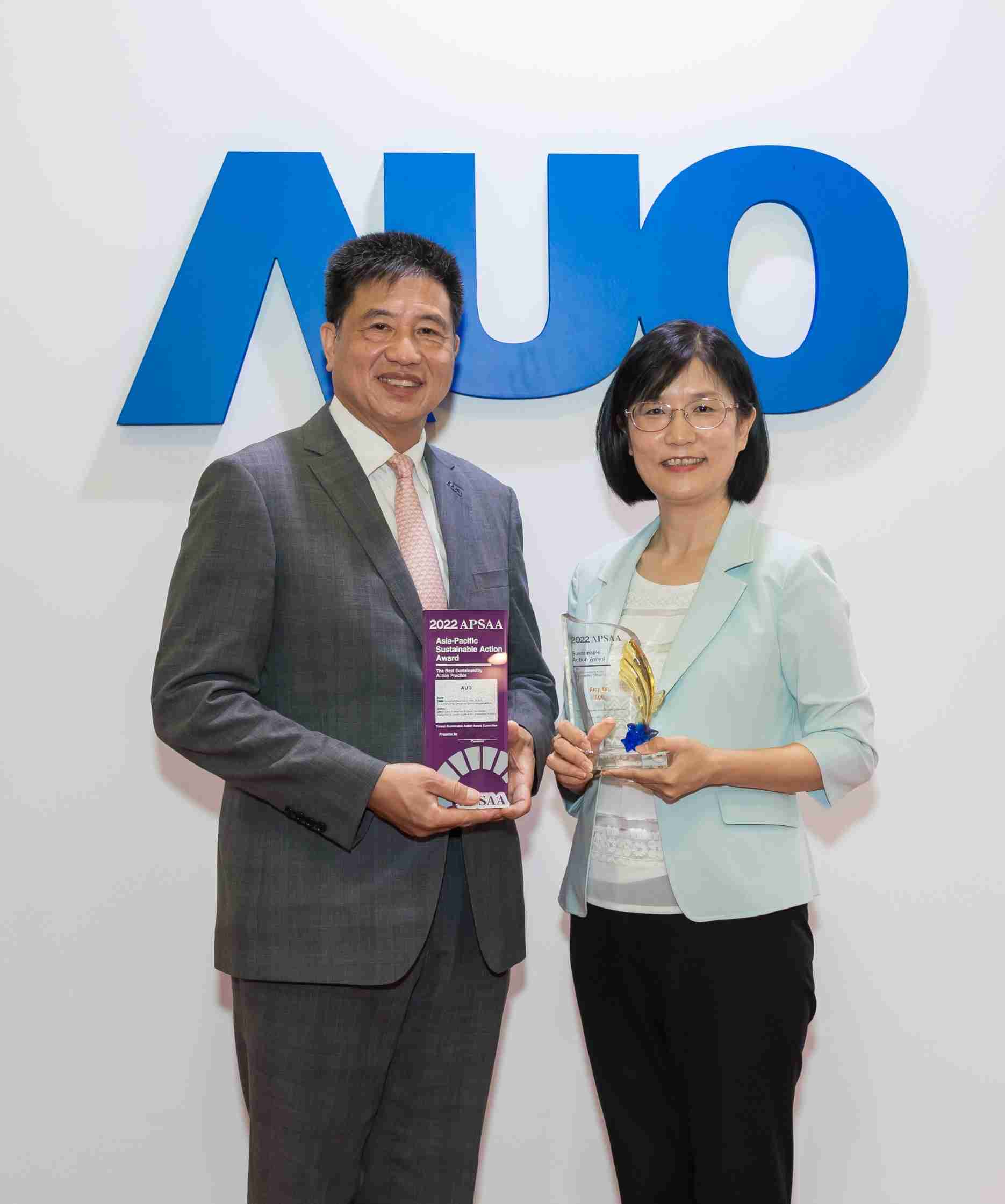 彩运网长期垫筑永续远景的基石，，透过ESG暨气候委员会逐步实践永续策略蓝图。。。其中，，，，彩运网光电永续长古秀华带领团队、、制定中长期目标，，，缔造多面向亮眼表现，，，，获得「顶尖永续长奖」的个人奖殊荣（左：彩运网光电董事长暨执行长彭双浪，，右：彩运网光电永续长古秀华）