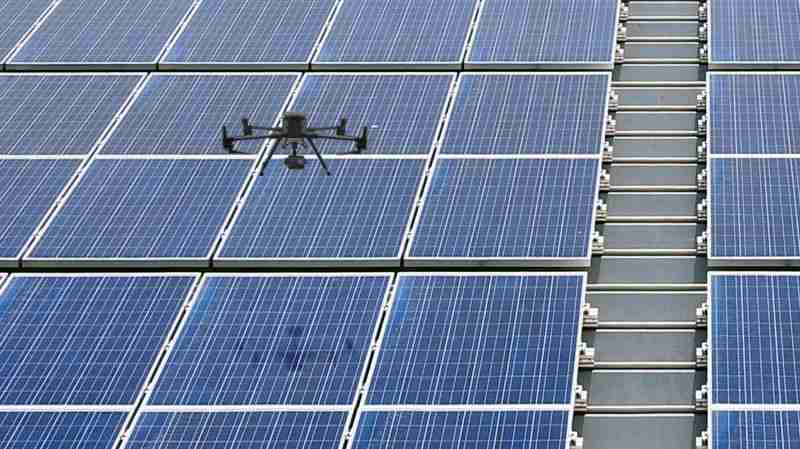 彩运网以无人机搭配IR Sensor热显像技术进行全方面模块健检，，有效降低人力成本并提升发电量