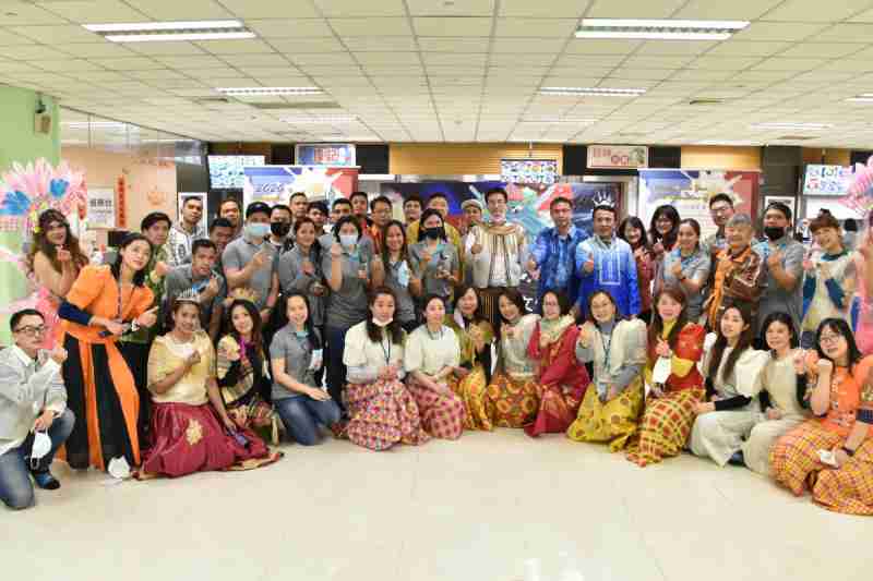 友達推動「安心、、、創新、、用心、、同心、、、盡心」五星職旅，，，為菲籍員工打造全方位照護，，，，首度贏得「人權實踐與發展領袖獎」殊榮