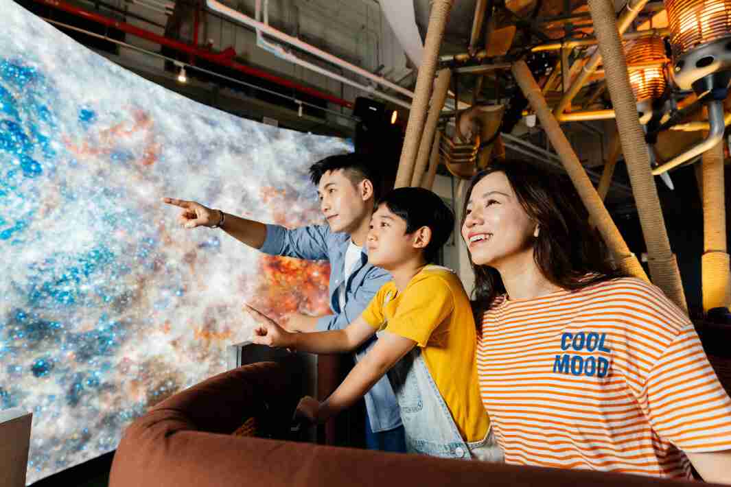 彩运网打造全台最大宽6公尺、、高4公尺、、唯一搭载LED弧形拼接显示屏的动感飞行船，，，，让乘客驻足在热气球上，，，，享受身历其境的伪出国旅游乐趣