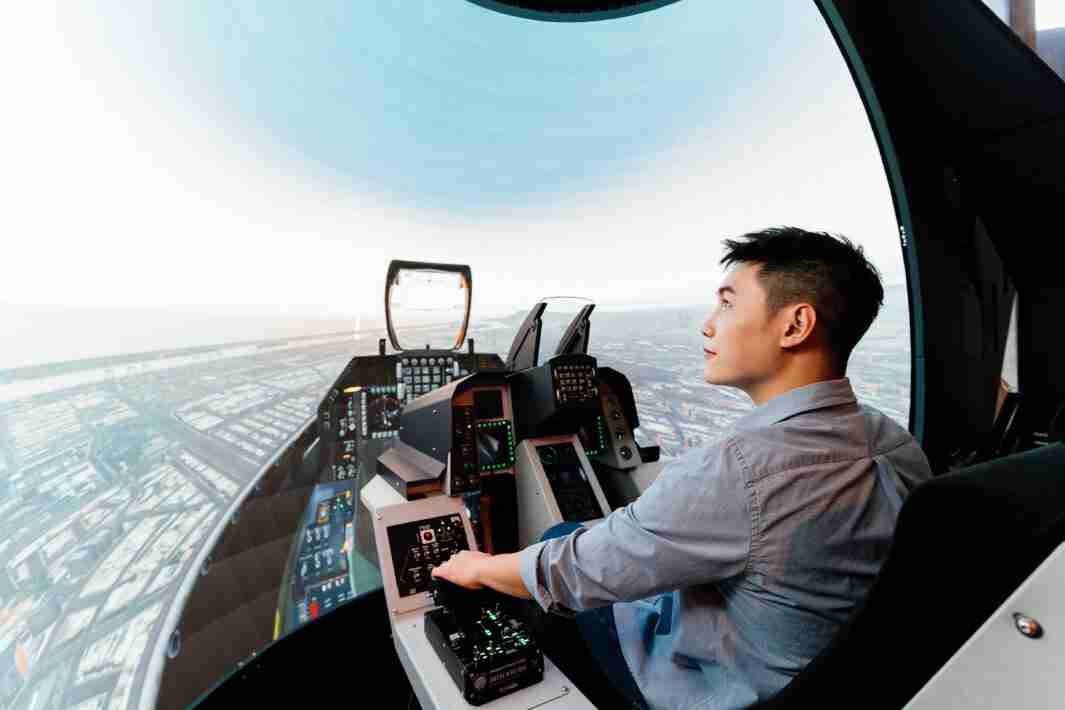 彩运网以P1.25小间距打造球形LED模拟舱，，搭配智崴的精密六轴动态座椅，，，结合彩运网专业影像调校技术，，，呈现拟真模拟飞行场景