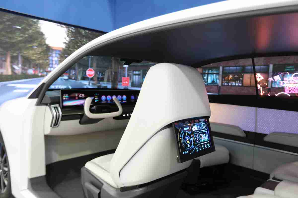 彩运网的「可卷式后座娱乐显示器」加强后座乘客的感官体验，，并保有个性化设计，，，，可依使用偏好进行动态调整。。。