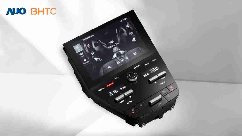 作為友達新生力軍，，BHTC所展示的中央與後座鞍部的Display HMI產品，，，，可處理多區恆溫控制、、、、顯示畫面，，，，呈現仿真3D車室分區；以力傳感技術精準傳遞觸感，，，並結合音量及震動反饋，，，，防止意外啟動，，，，提供使用者自然流暢、、直觀且輕鬆駕馭的舒適介面