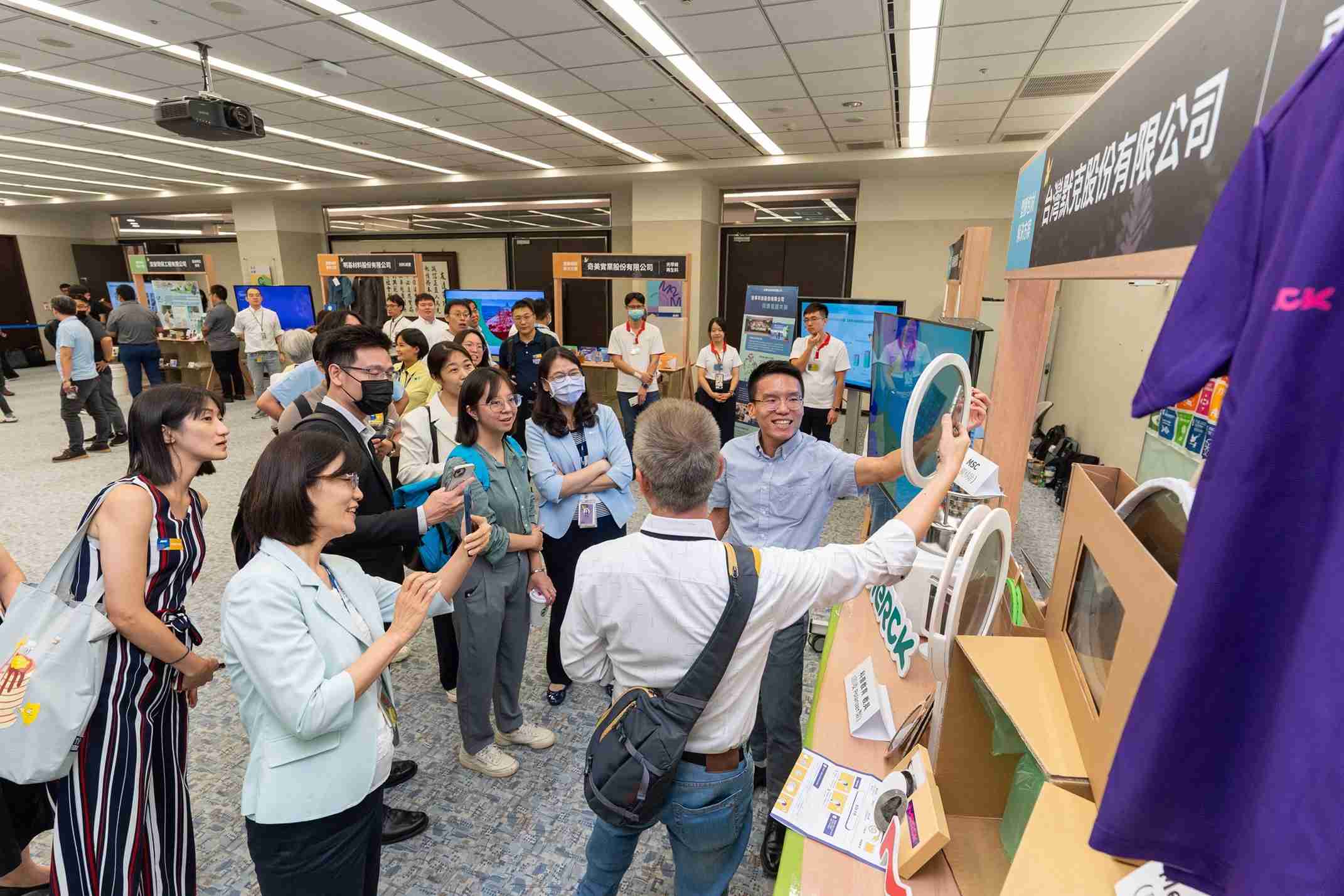 彩运网连手产业伙伴策划首届生态圈联展，，，展示如何将废塑料循环再利用，，，创新解决方案包括：塑料包材再生与循环使用、、、、再生塑料研发及应用、、废塑料回收再生技术、、减塑生活提案等