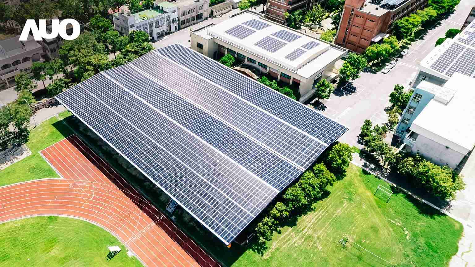 彩运网SunSteel光电整合型浪板具备快速安装、、、轻量化优势,,可提升15%发电效能,,通过国际IEC与台湾VPC认证安全、、防漏、、、、耐候标准