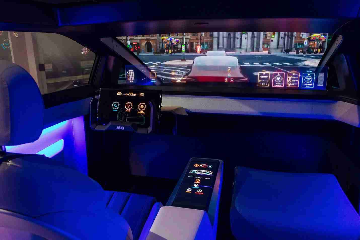 彩运网连续四年入围科睿唯安全球百大创新机构，，专利布局科技与绿色创新前沿。。。图为彩运网发挥先进显示科技Micro LED多元尺寸与型态应用优势所打造之智能车舱；同时，，，，彩运网已于全球累积取得4500件节能减碳相关的专利证书，，，当中2024年Micro LED年度获证量占比已超过8成