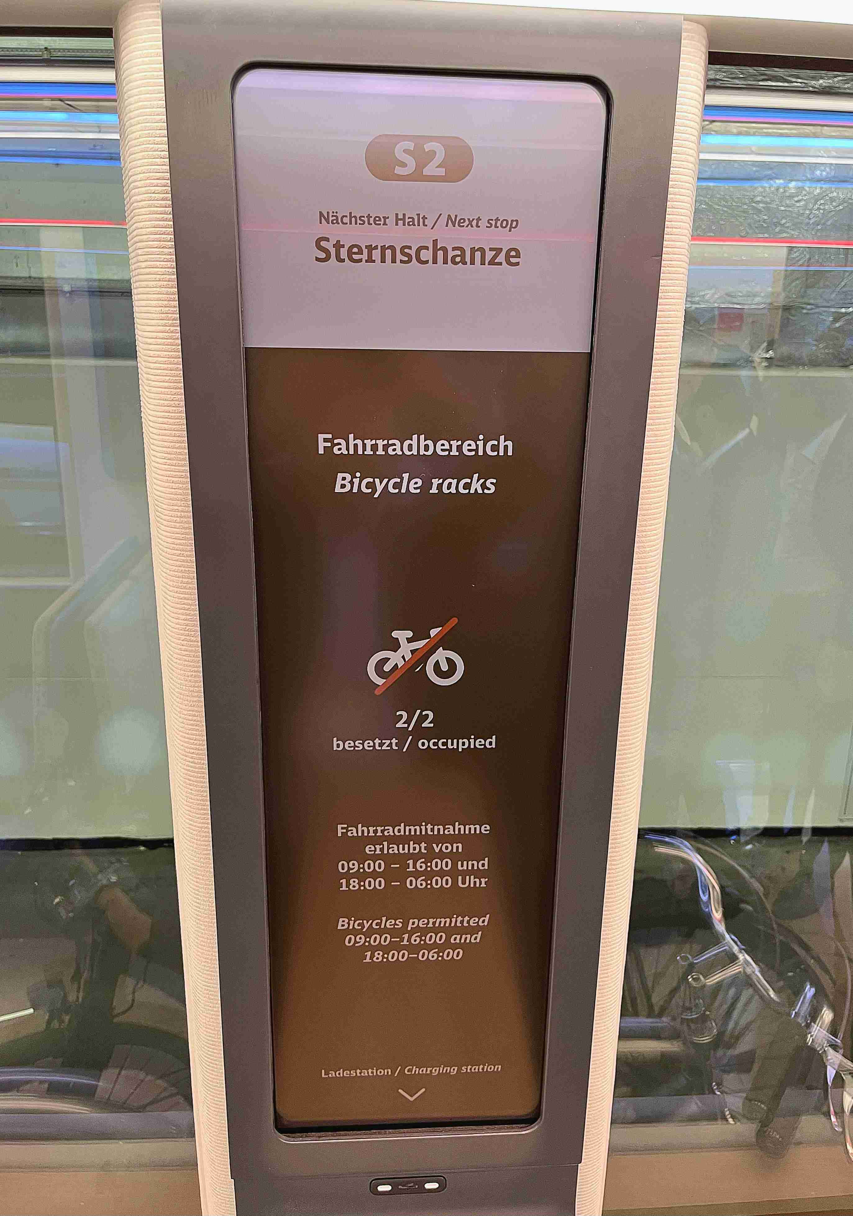 达擎HiRaso显示技术采用胆固醇液晶独特的双稳态特性及反射环境光线的方式，，，发挥最佳能源运用效率，，，其仅在更换显示画面时才消耗电力，，在持续静止的画面显示上则为零耗电，，，，与传统液晶显示技术相比大幅节省90%能耗